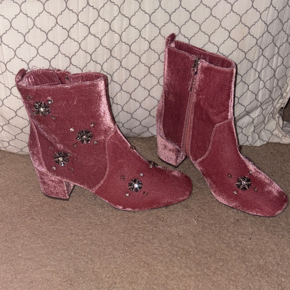 NWOT Who What Wear Velvet Embellished Ankle Boots - Rose size 8